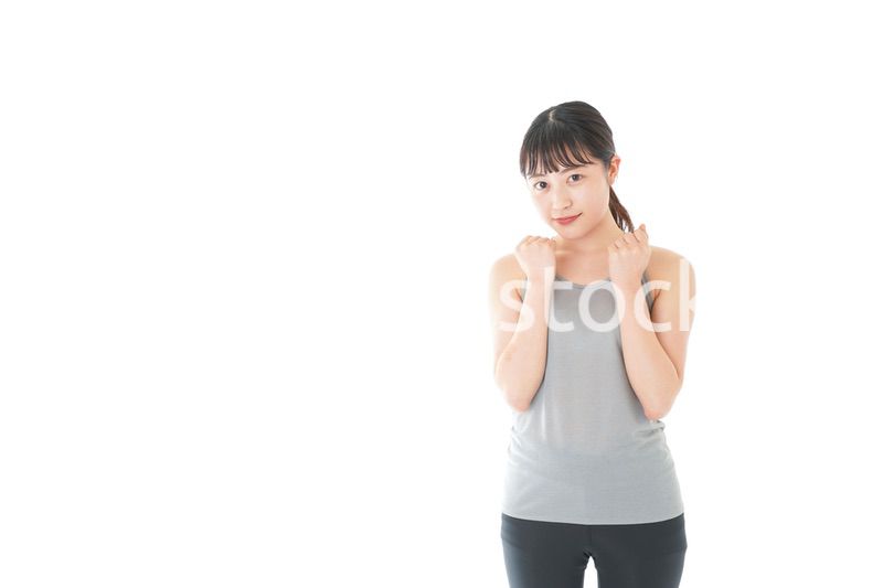 トレーニングをする若い女性