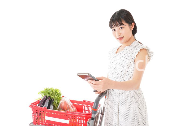 スーパーでキャッシュレス決済をする女性