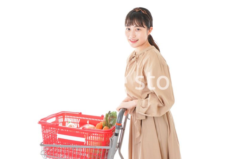 スーパーで食料品の買い物をする若い女性