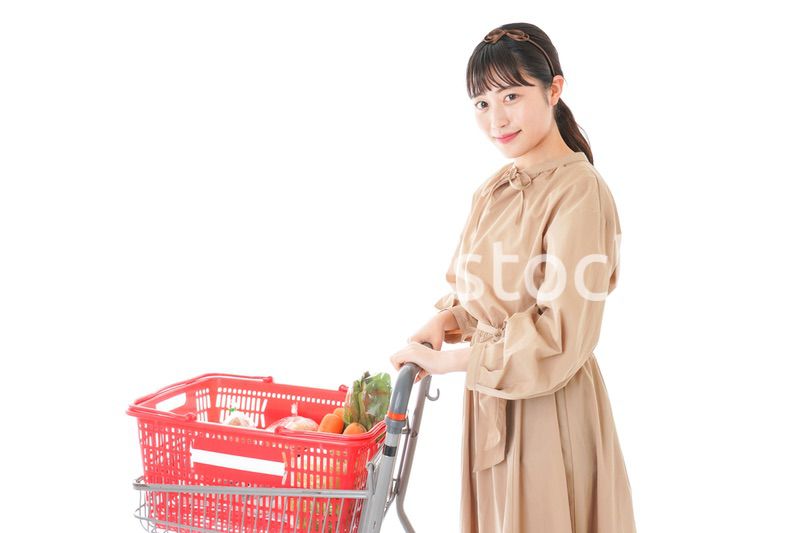 スーパーで食料品の買い物をする若い女性