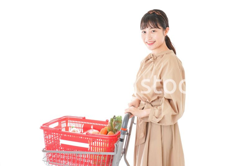 スーパーで食料品の買い物をする若い女性