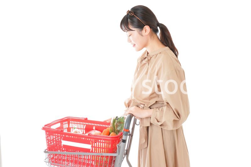 スーパーで食料品の買い物をする若い女性