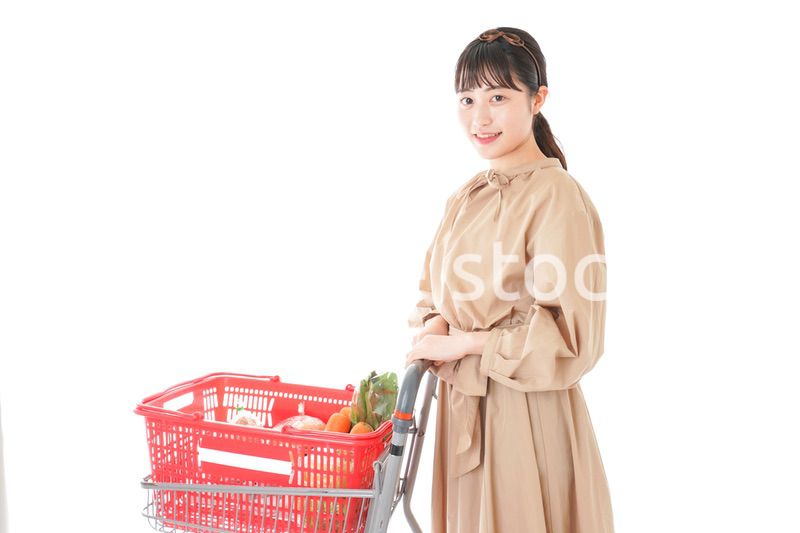 スーパーで食料品の買い物をする若い女性