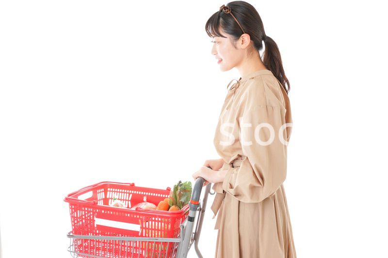 スーパーで食料品の買い物をする若い女性