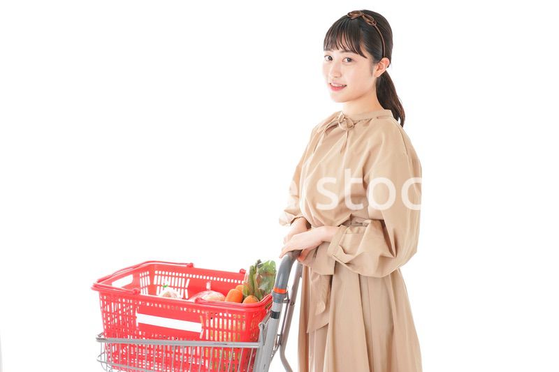 スーパーで食料品の買い物をする若い女性