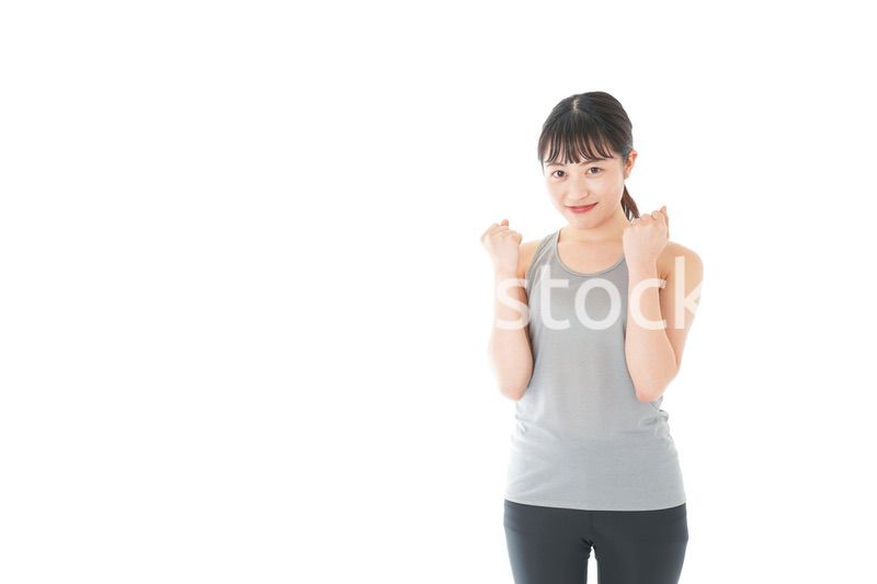 トレーニングをする若い女性