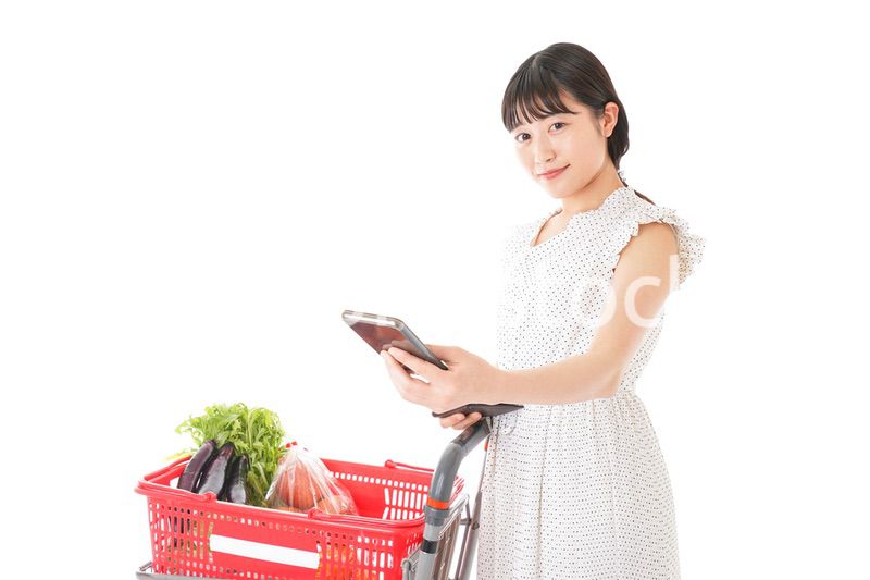 スーパーでキャッシュレス決済をする女性