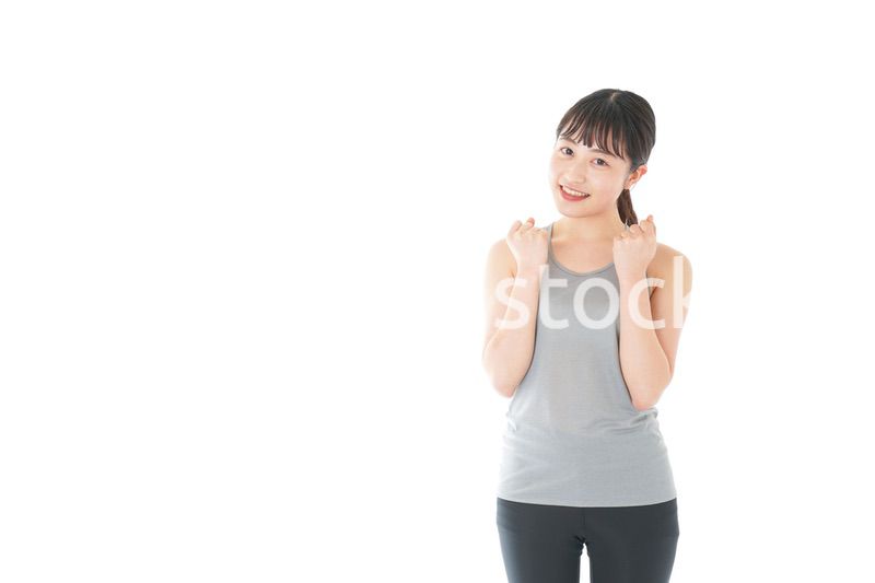 トレーニングをする若い女性