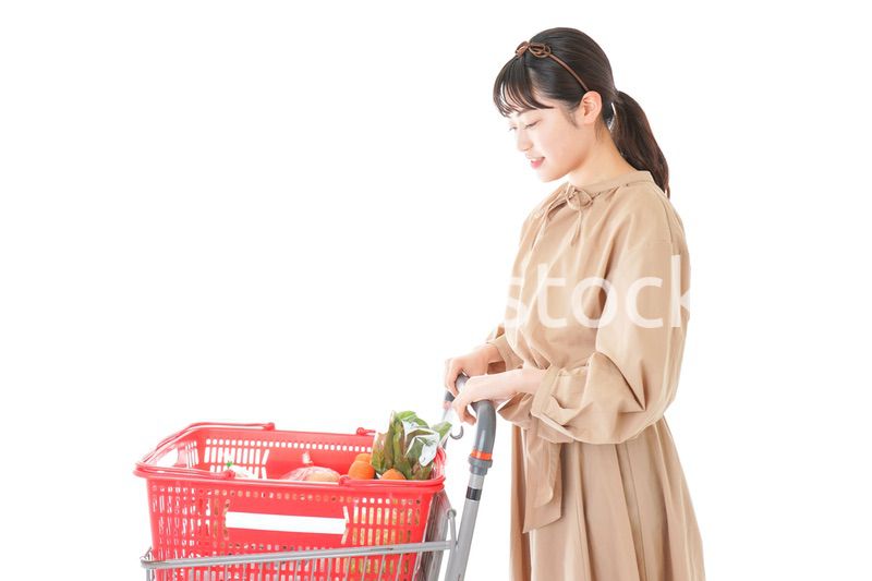 スーパーで食料品の買い物をする若い女性