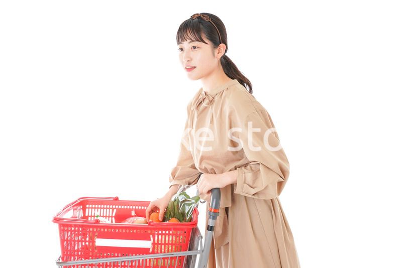 スーパーで食料品の買い物をする若い女性