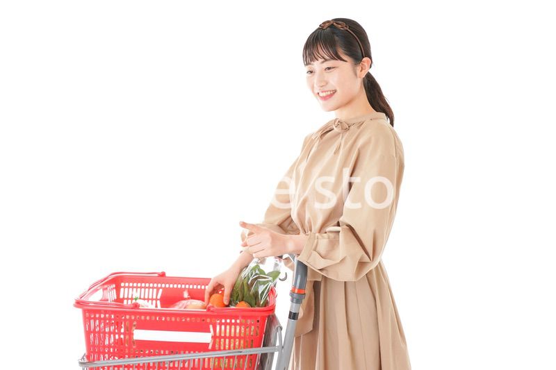 スーパーで食料品の買い物をする若い女性