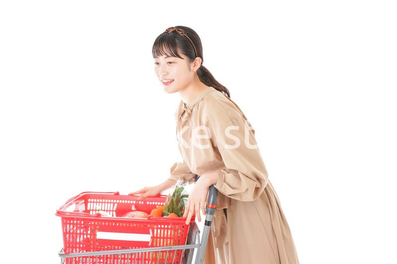 スーパーで食料品の買い物をする若い女性