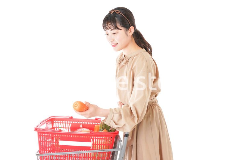 スーパーで食料品の買い物をする若い女性