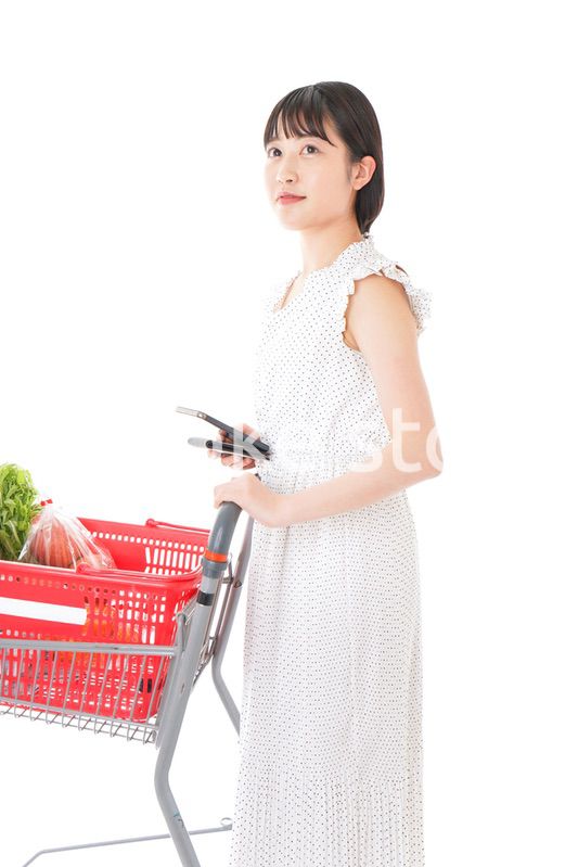 スーパーで食料品を調べる若い女性