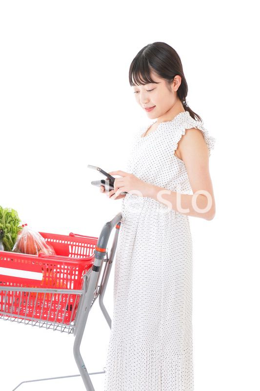 スーパーで食料品を調べる若い女性