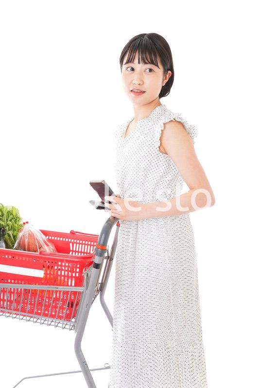 スーパーで買い物をする若い女性