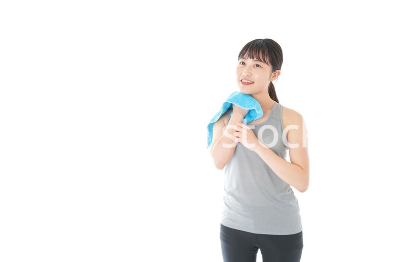 汗を拭くスポーツウェアの女性