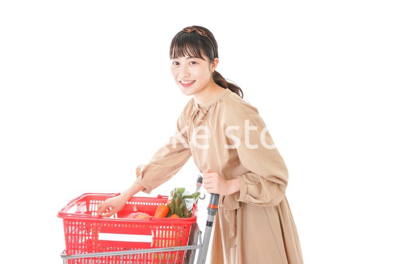 スーパーで食料品の買い物をする若い女性