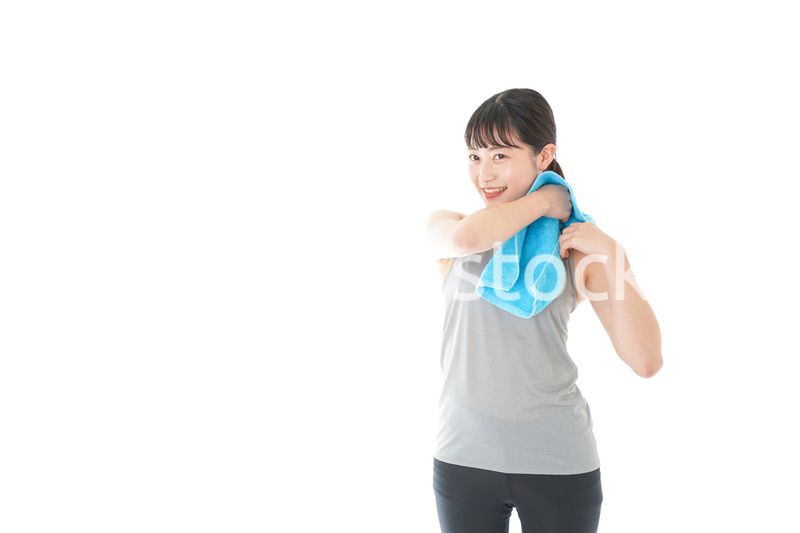 汗を拭くスポーツウェアの女性