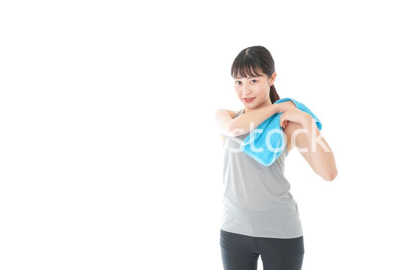 汗を拭くスポーツウェアの女性