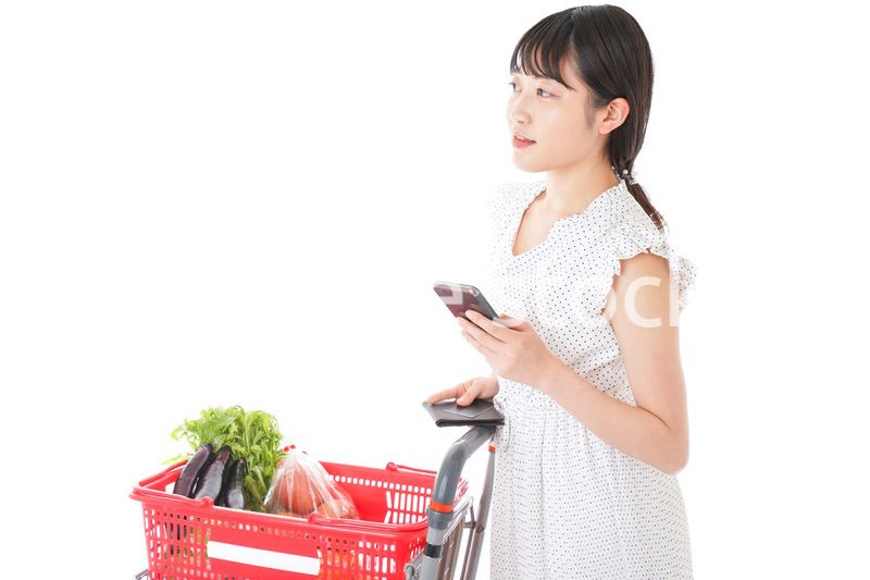 スーパーで食料品を調べる若い女性