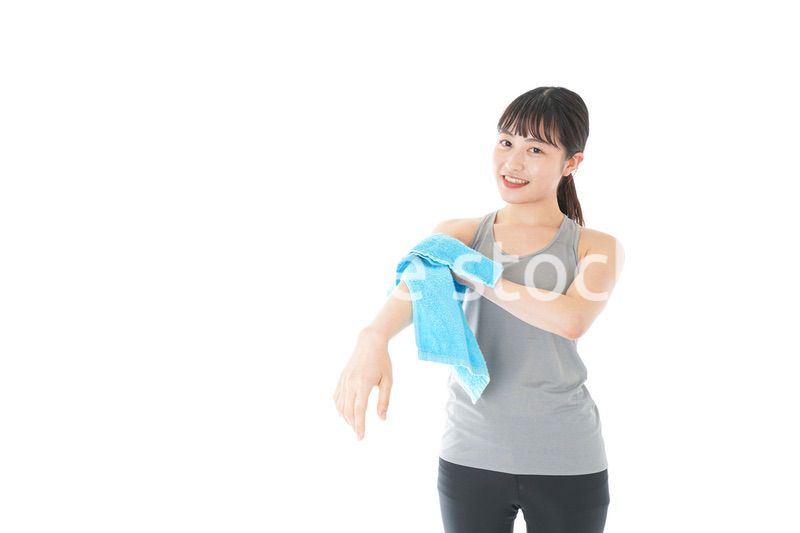 汗を拭くスポーツウェアの女性