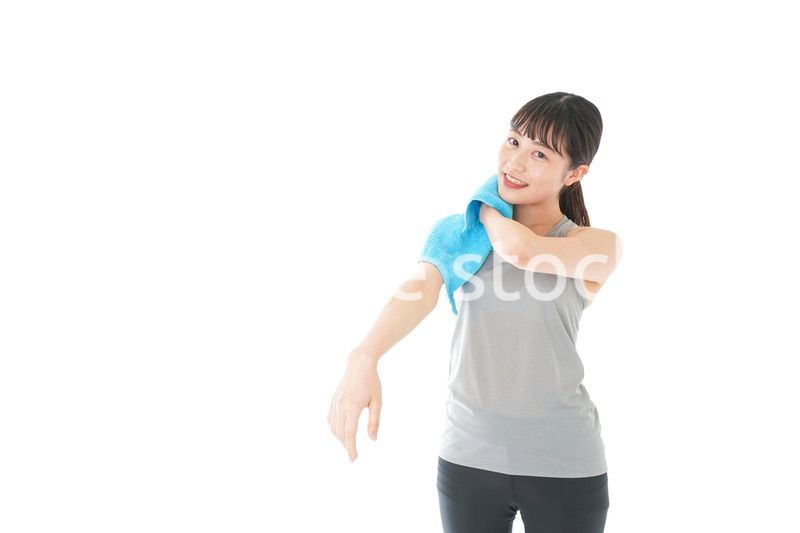 汗を拭くスポーツウェアの女性