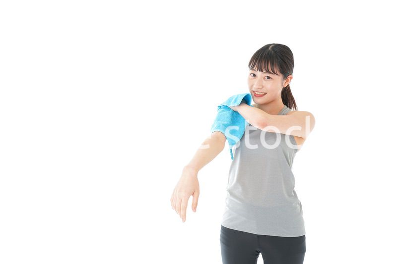 汗を拭くスポーツウェアの女性