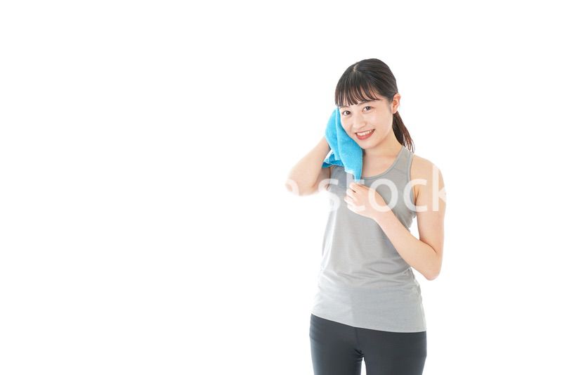 汗を拭くスポーツウェアの女性