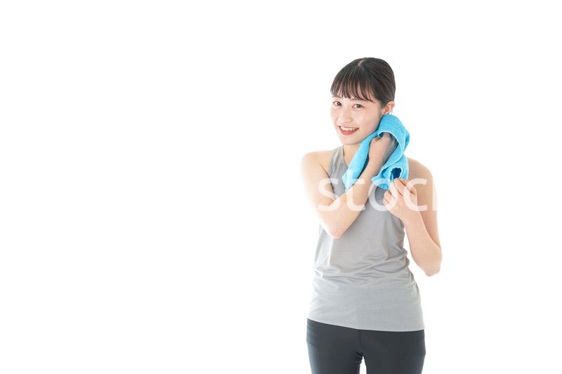 汗を拭くスポーツウェアの女性