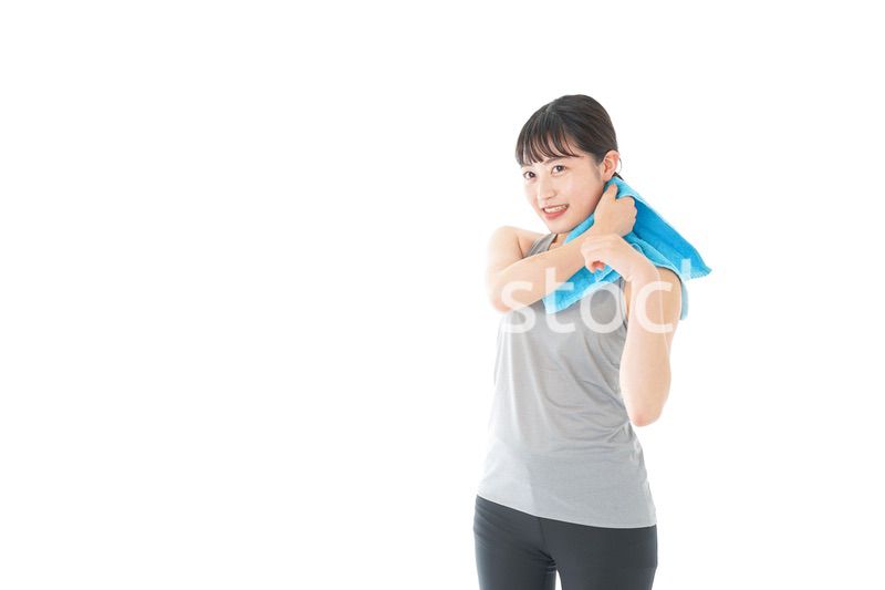 汗を拭くスポーツウェアの女性