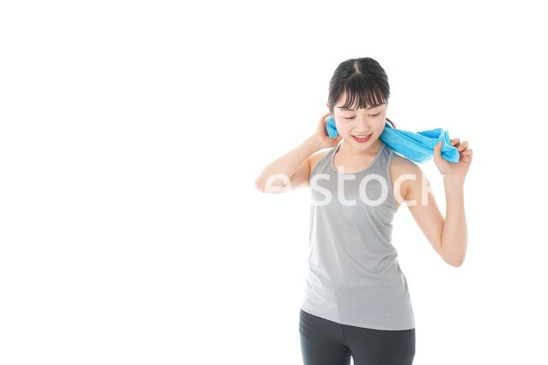 汗を拭くスポーツウェアの女性