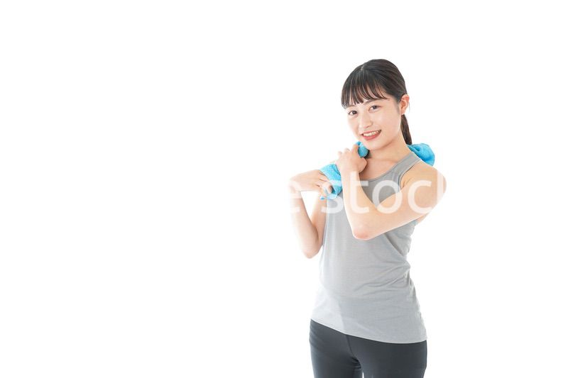 汗を拭くスポーツウェアの女性
