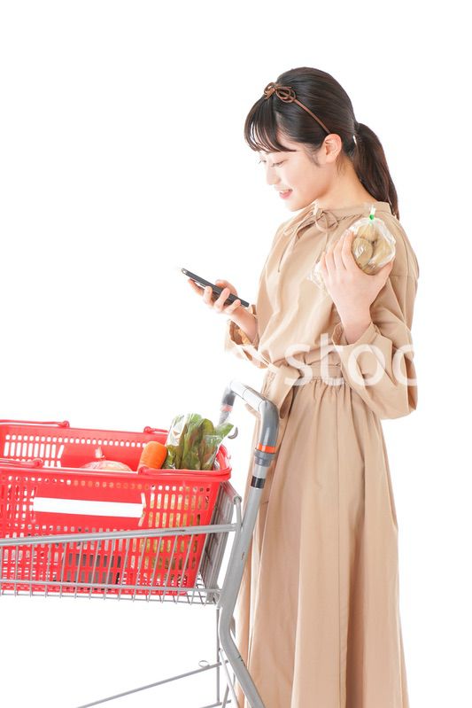 スーパーで食品の原産地を調べる若い女性