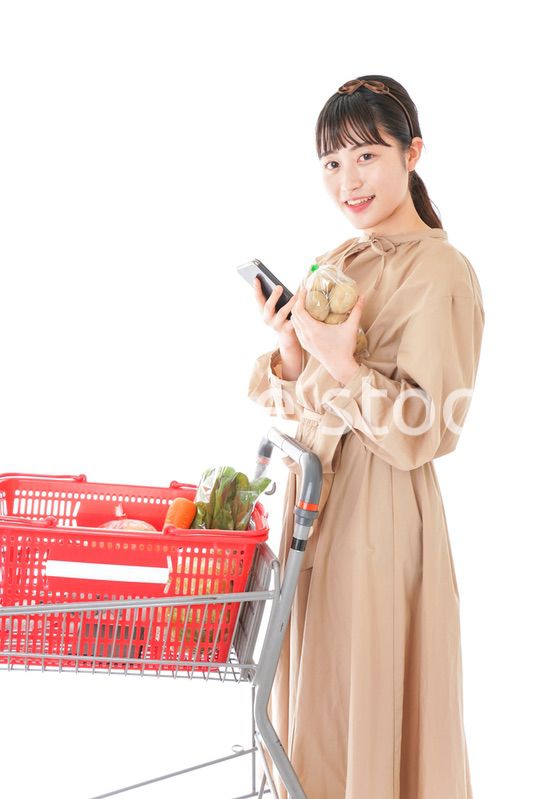 スーパーで食品の原産地を調べる若い女性