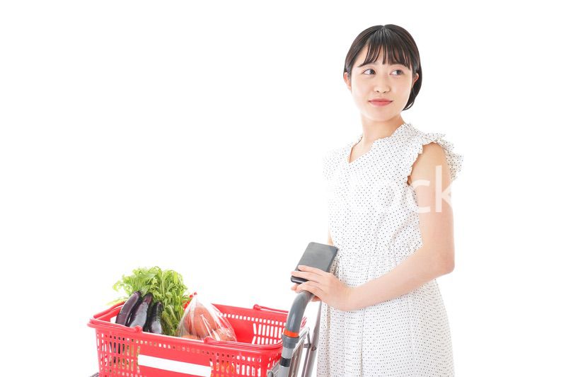 スーパーで食料品を調べる若い女性