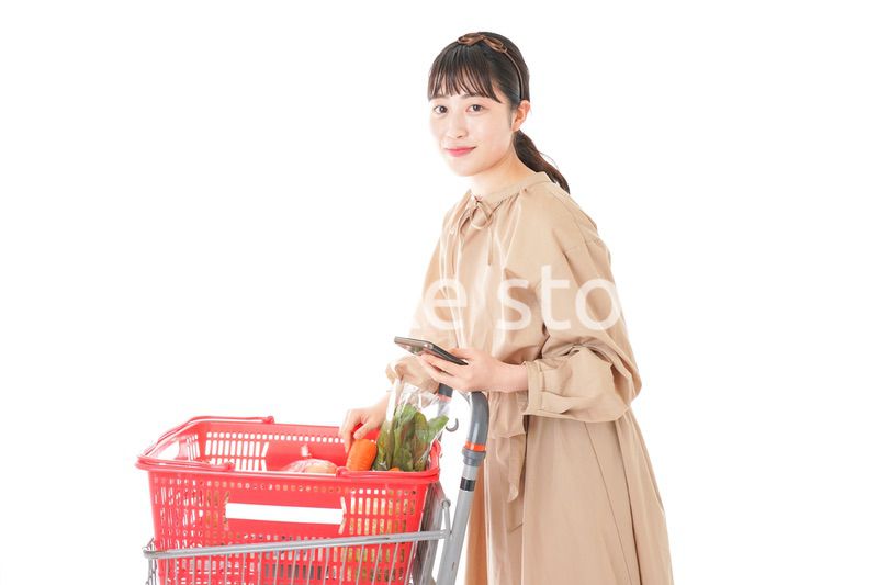 スーパーで食料品の買い物をする若い女性
