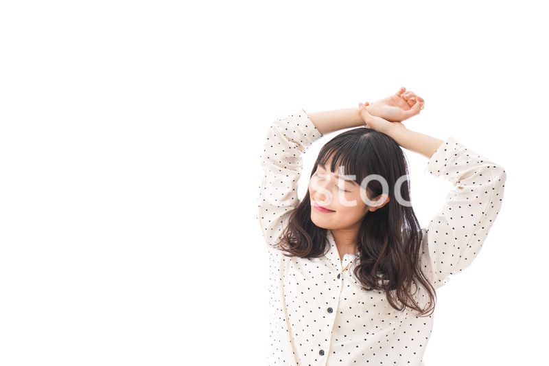 目覚める女性