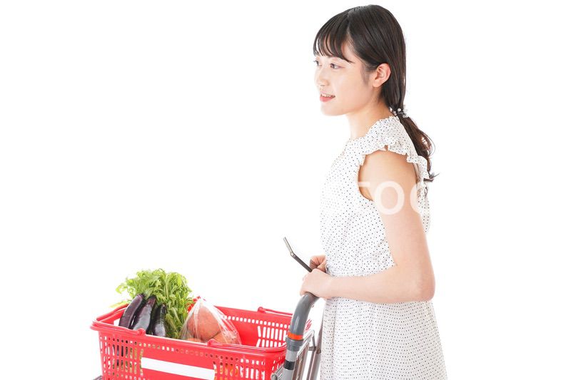 スーパーで買い物をする若い女性