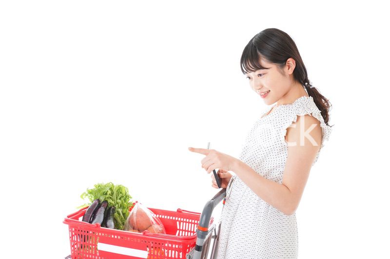 スーパー買い物をする若い女性