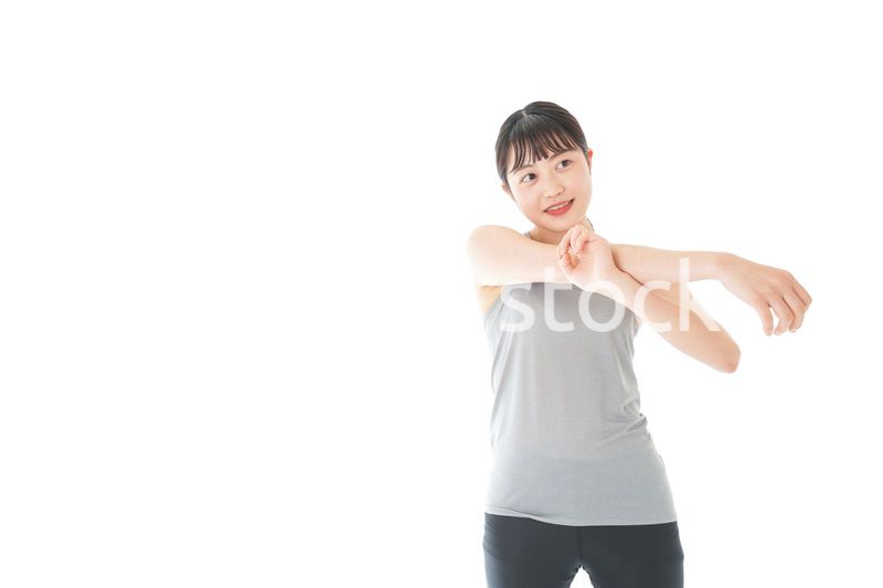 トレーニングをする若い女性