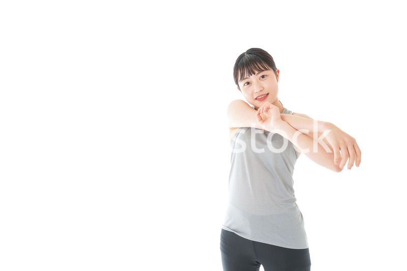 トレーニングをする若い女性