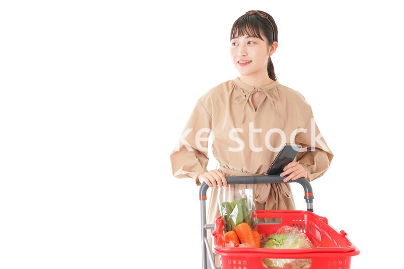 スーパーで食料品の買い物をする若い女性