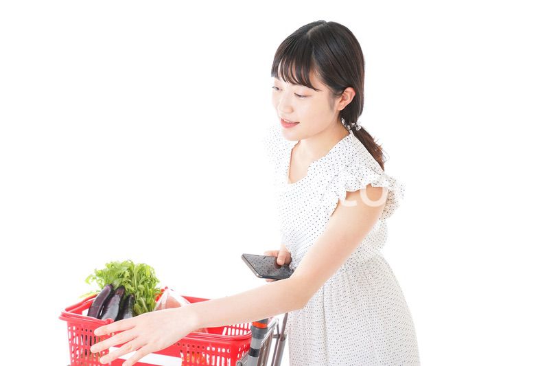 スーパー買い物をする若い女性