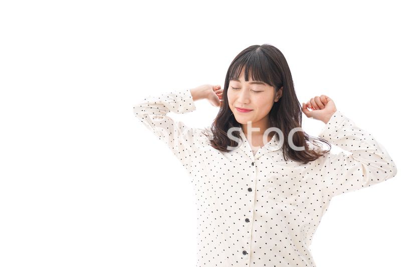 目覚める女性