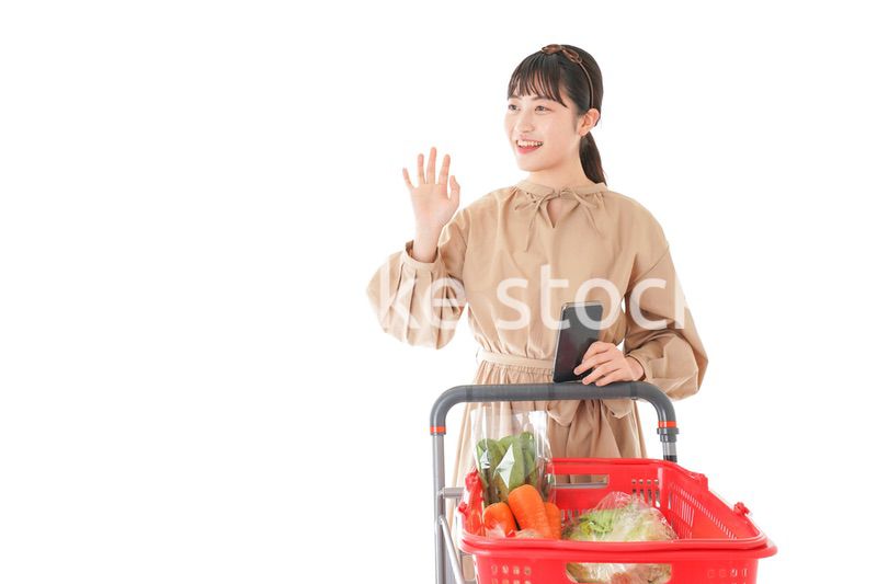 スーパーで食料品の買い物をする若い女性
