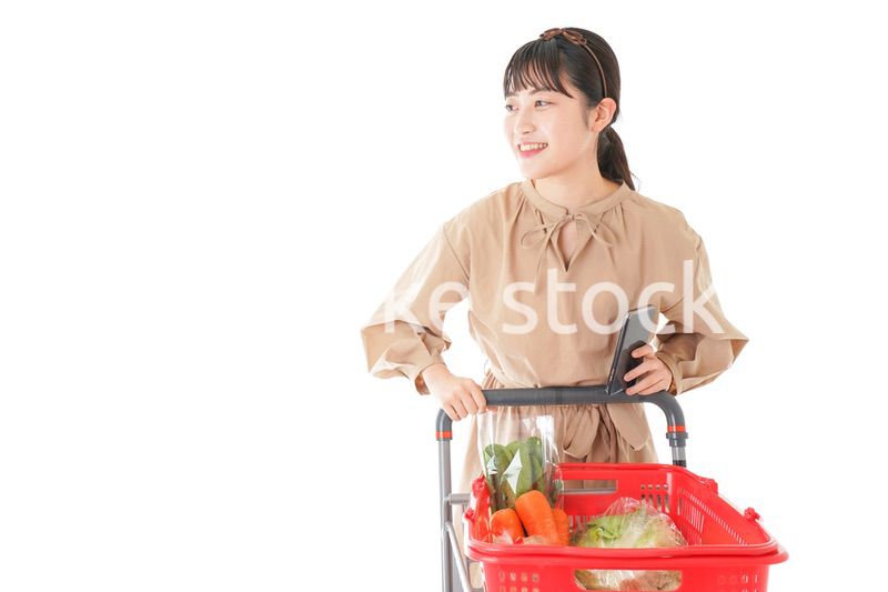 スーパーで食料品の買い物をする若い女性