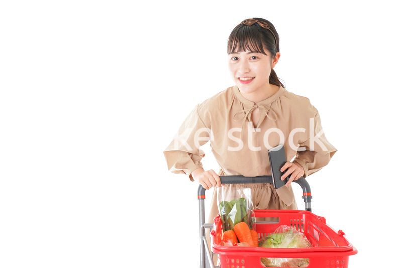 スーパーで食料品の買い物をする若い女性
