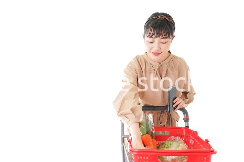 スーパーで食料品の買い物をする若い女性