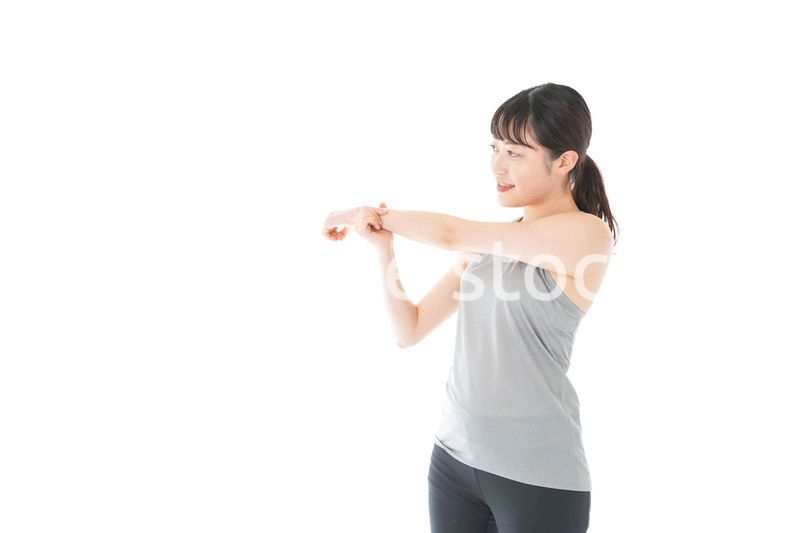 トレーニングをする若い女性